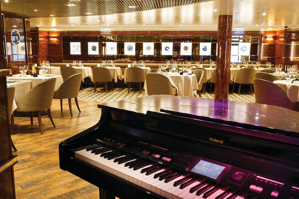 Silver Note Restaurant mit digitalem Klavier, gedeckten Rundtischen und goldfarbenem Interieur an Bord