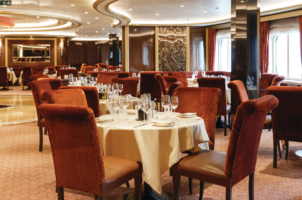 Atlantide Restaurant der Silver Spirit mit runder Bestuhlung.