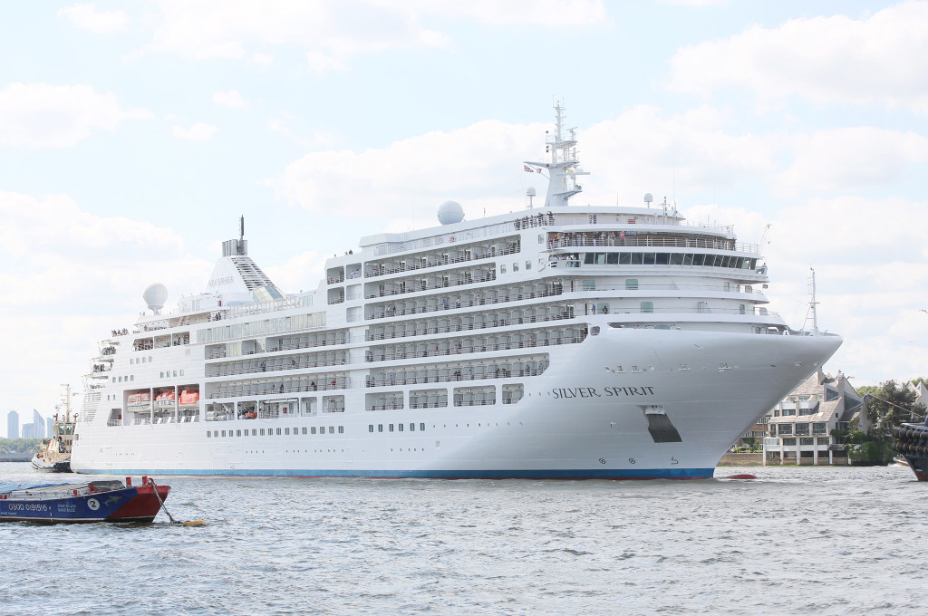 Silver Spirit Luxuskreuzfahrtschiff im Hafen angedockt.