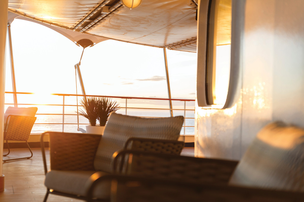 Sonnendeck Lounge der Silver Spirit mit Meerblick.