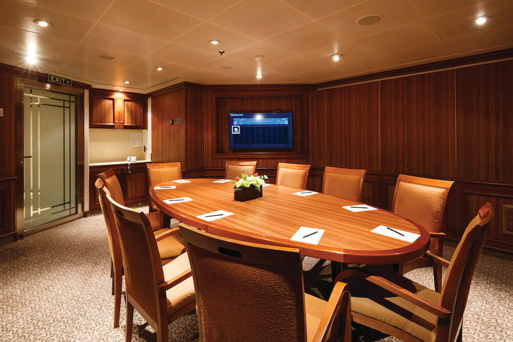 Card Room Lounge mit eleganter Ausstattung auf Silversea Hochseekreuzfahrtschiff