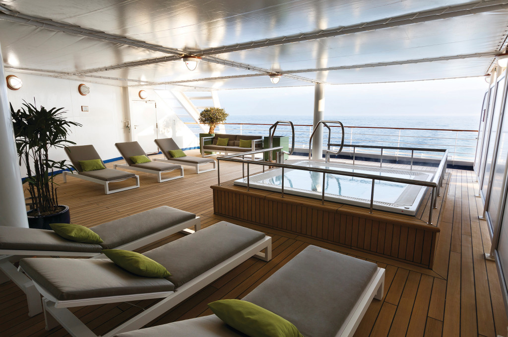 Zagara Beauty Spa mit Entspannungsliegen und Blick aufs Meer auf dem Sonnendeck.