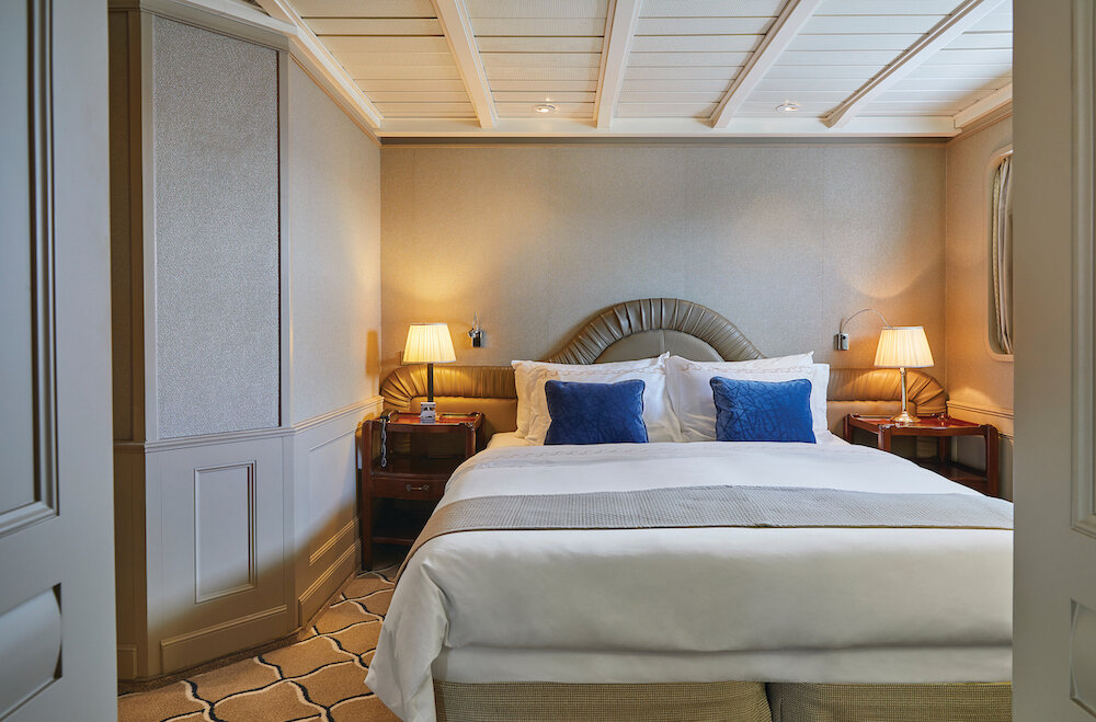 Suite mit Doppelbett und fächerförmigem Kopfteil, Mahagonimöbeln und klassischem Interieur