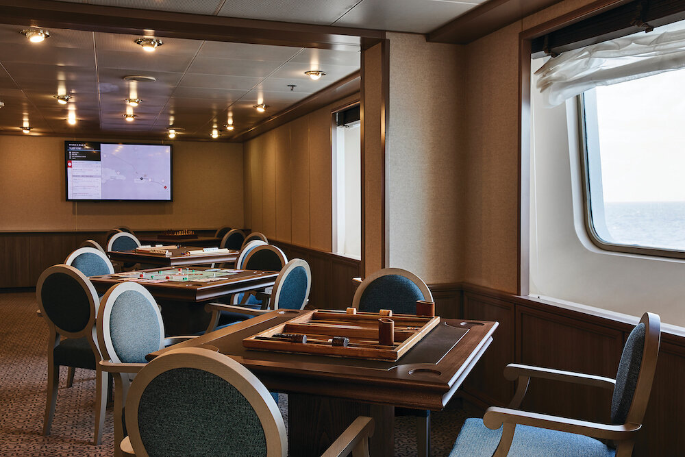 Konferenz- und Card Room mit Holzpaneelen und modernem Design auf Silversea Schiff