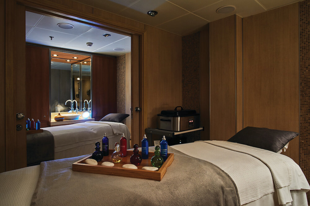 Spa-Behandlungsraum der Silver Wind Expedition mit zwei Massageliegen und ELEMIS-Produkten.