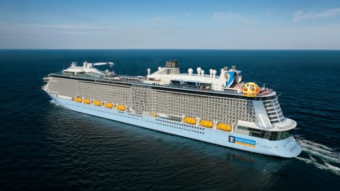 Spectrum of the Seas Kreuzfahrtschiff auf blauem Meer mit moderner Schiffstechnik.
