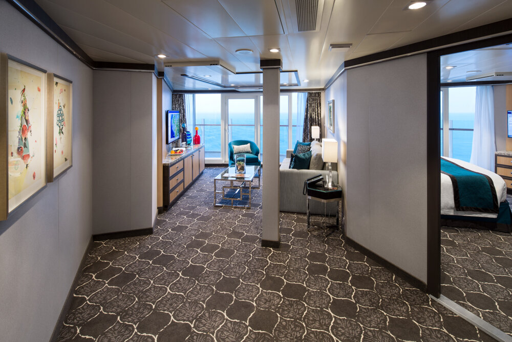 Geräumige AquaTheater Suite mit großem Balkon