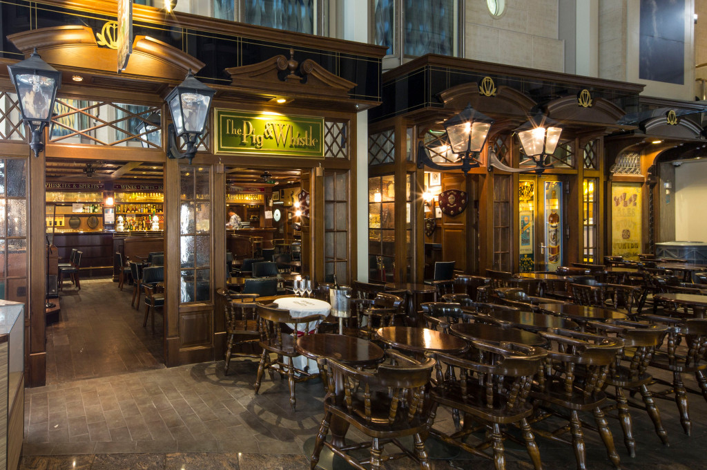 Pub mit Bar und Sitzbereich in klassischem Design auf der Voyager of the Seas.