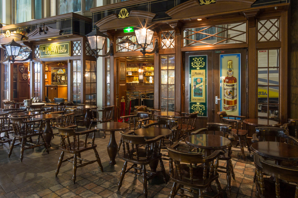 Pub Promenade mit Sitzbereich und klassischem Holz-Design auf der Voyager of the Seas.