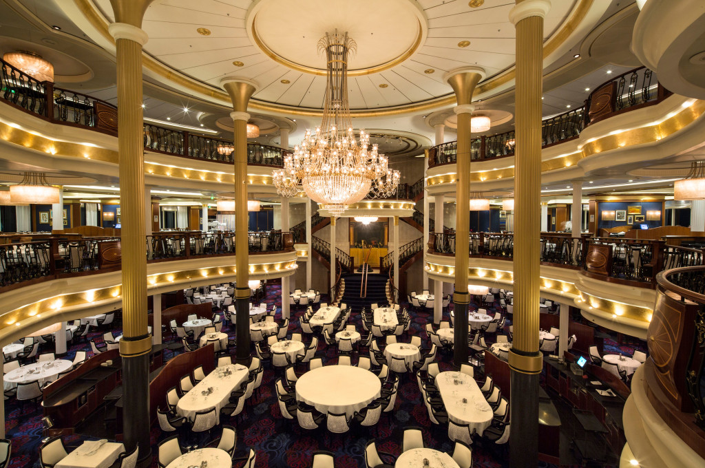 Hauptrestaurant mit Kronleuchtern und eleganten Essbereich auf der Voyager of the Seas.