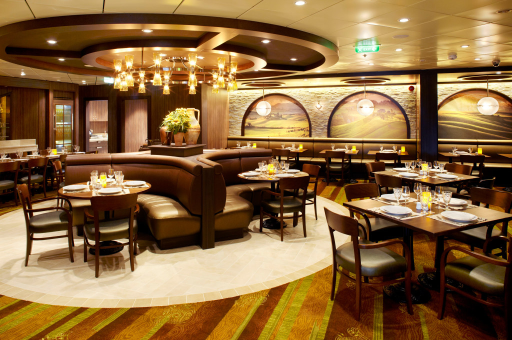 Giovanni's Restaurant mit eleganter Innenausstattung und Essbereich auf der Voyager of the Seas.