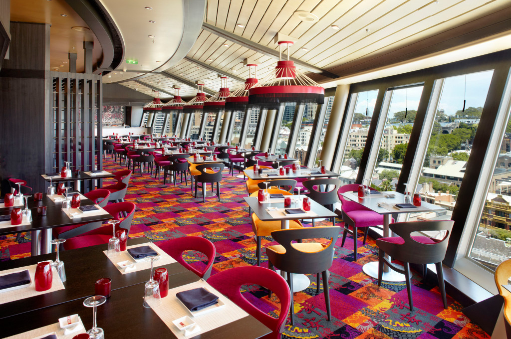 Izumi Restaurant mit farbenfrohem Design und Fensterplätzen auf der Voyager of the Seas.