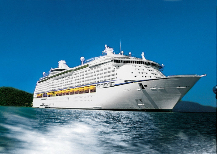 Voyager of the Seas Kreuzfahrtschiff mit weißem Rumpf auf dem blauen Meer.