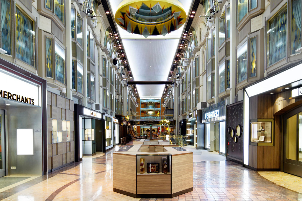 Promenade Shopping-Passage mit Boutiquen und eleganter Architektur auf der Voyager of the Seas.