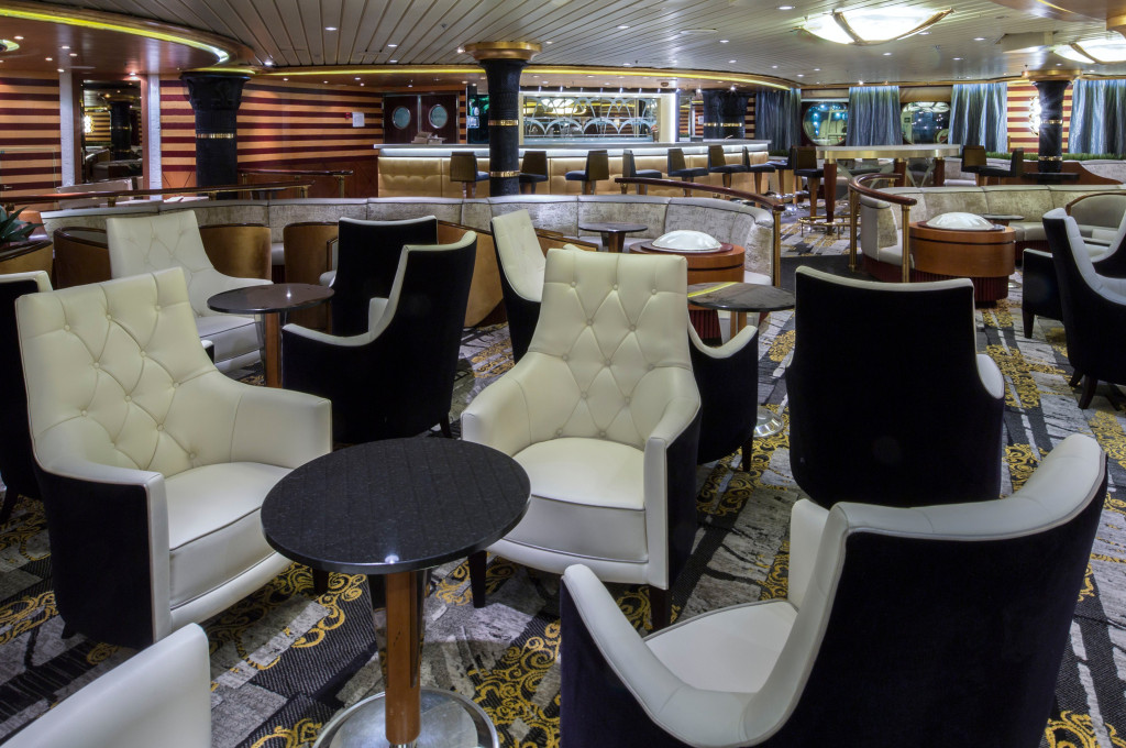 Star Lounge mit eleganten Sesseln und modernem Design auf der Voyager of the Seas.