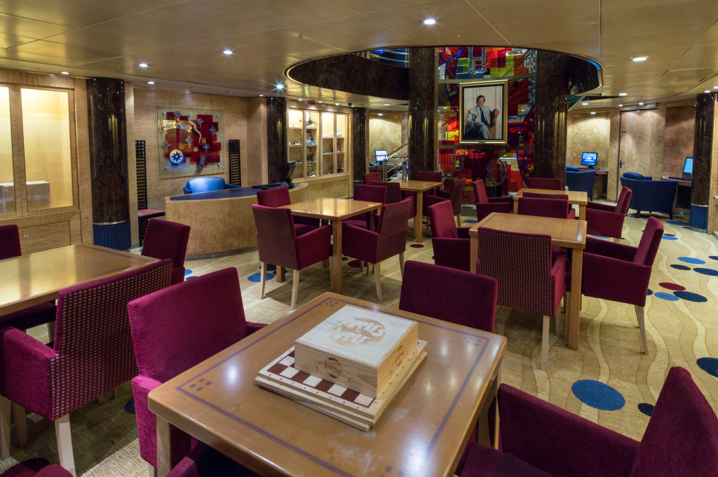 Bibliothek mit Lesezimmern und Sitzbereich auf der Voyager of the Seas.