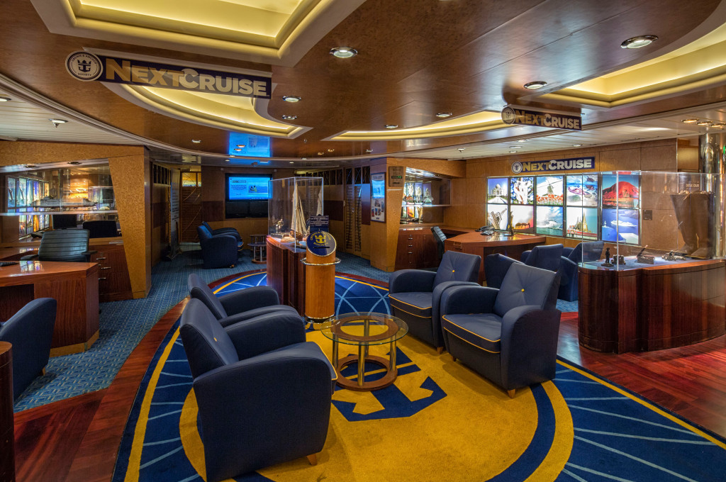 Loyalty & Sales Office mit Service-Desk auf der Voyager of the Seas.