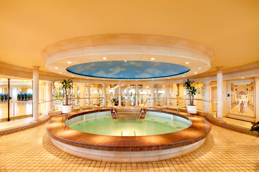 Vitality Spa Thermal Suite mit zentral gelegtem Hot-Tub auf der Voyager of the Seas.