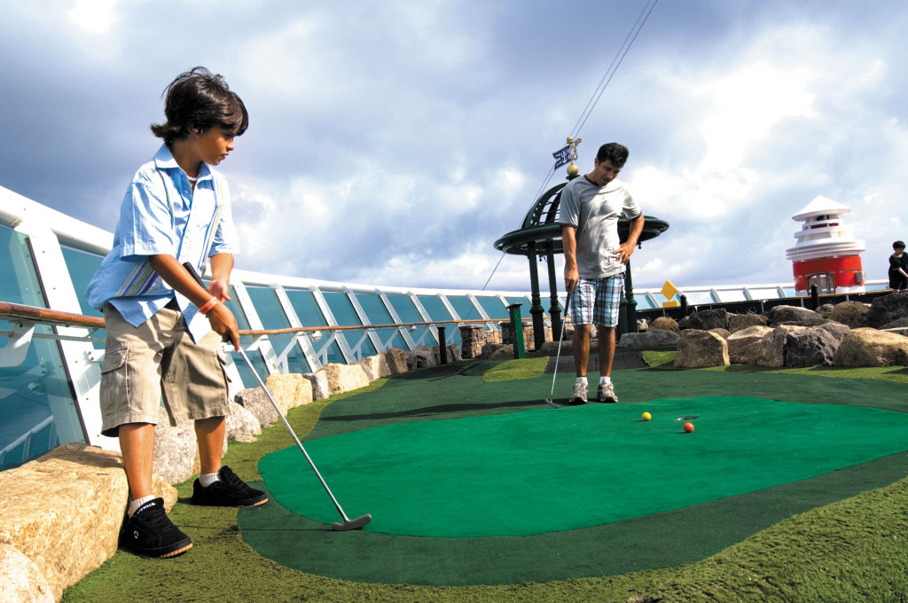 Minigolf auf dem Außendeck mit Meerblick auf der Voyager of the Seas.