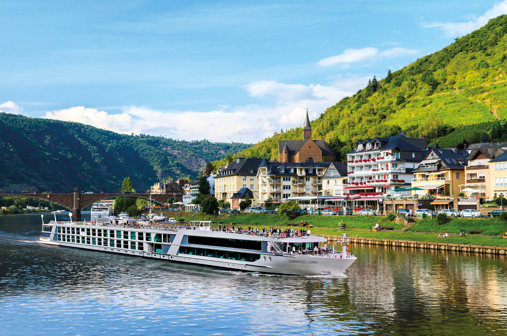 Emerald Luna — Kreuzfahrtschiff