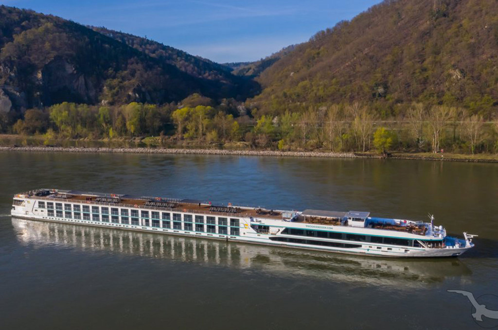 MS Adora — Kreuzfahrtschiff
