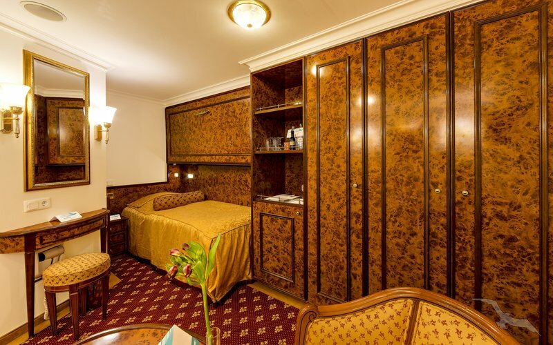 2-Bett innen Steuermanns-Deck (buchbar 2-3 Pers.)