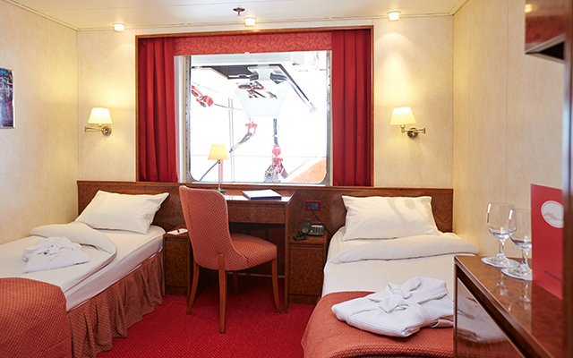 Zweibett außen, Deck 2 und 4 (auf Deck 4 mit Sichtbehinderung)