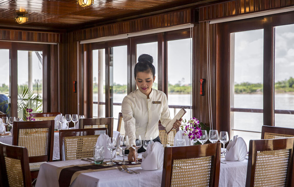 Restaurant des Flusskreuzfahrtschiffs Angkor Pandaw mit asiatischem Dekor