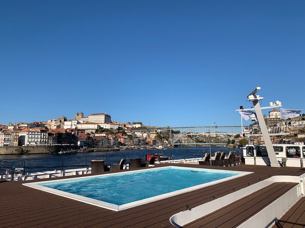 Pool auf dem Sonnendeck mit Blick über den Douro auf die Altstadt von Porto und die Bogenbrücke.