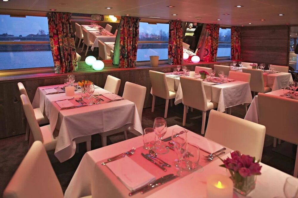 Elegantes Restaurant mit gedeckten Tischen und warmem Licht