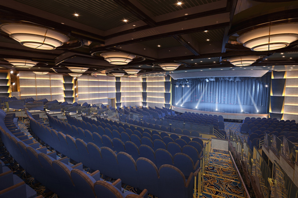 Großes Theater mit breiter Bühne und vielen Sammetfauteuils auf der Majestic Princess.