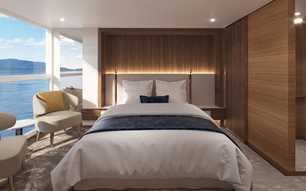 Doppelkabine auf dem Mitteldeck mit Doppelbett, Sesselecke und Infinity-Balkon mit Blick auf Fluss und Berge