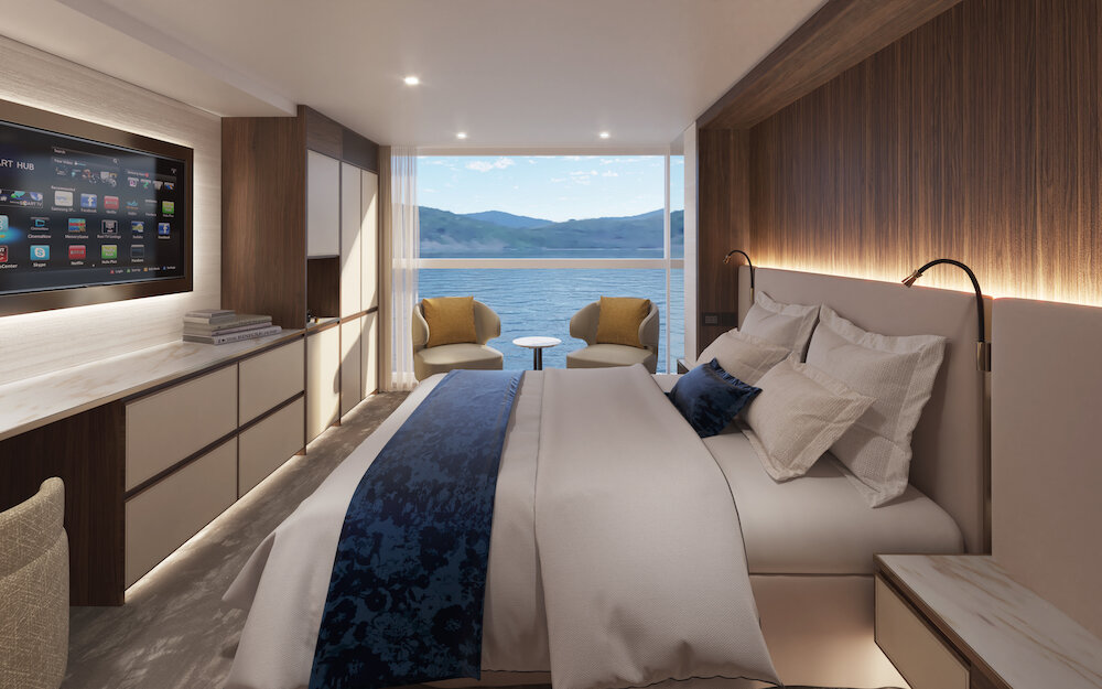 Deluxe-Doppelkabine auf dem Oberdeck mit Doppelbett, Sesselecke und Infinity-Balkon mit Blick auf Fluss und Berge